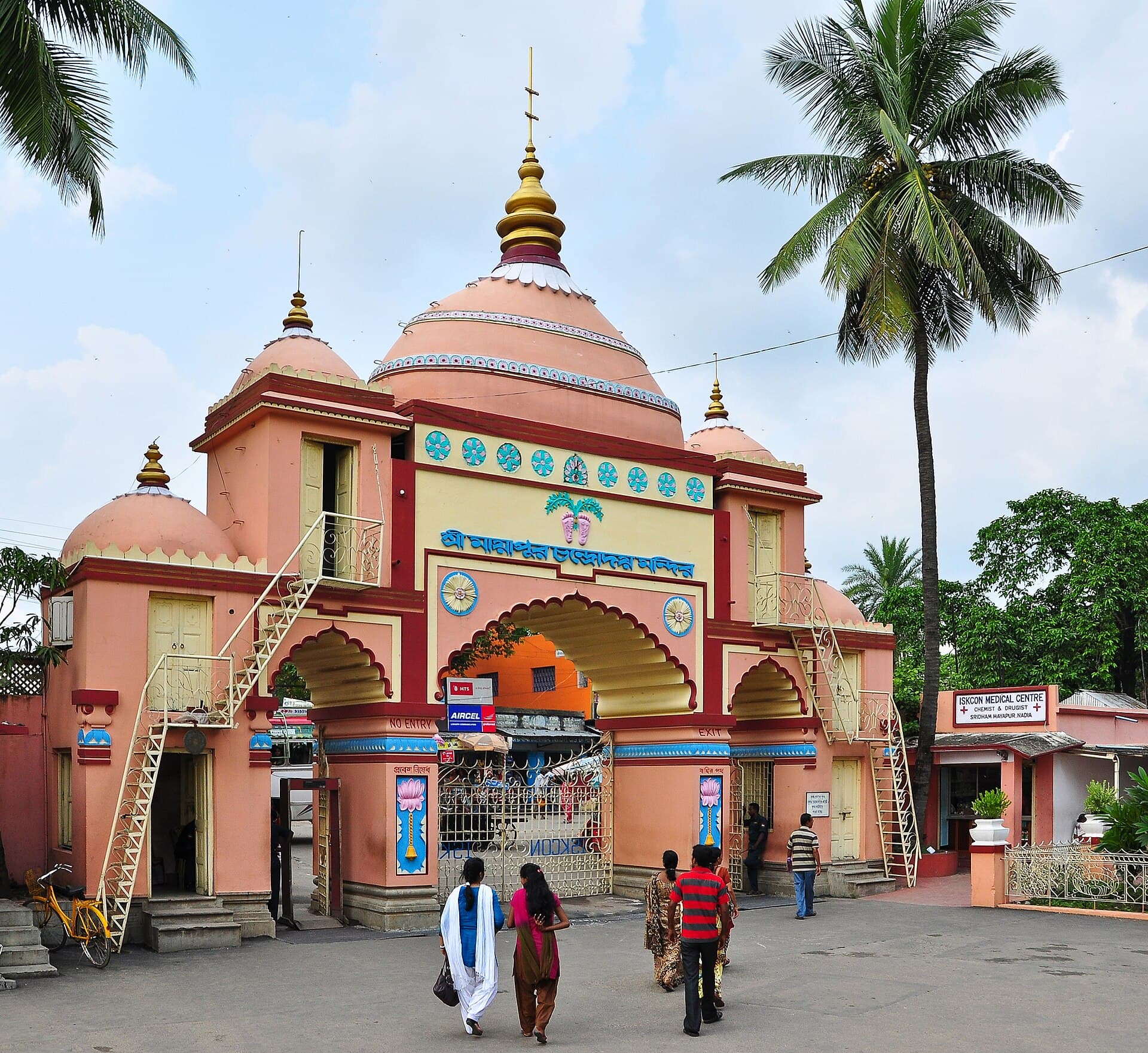 Main gate of ISKCON, Mayapur 07102013.jpg