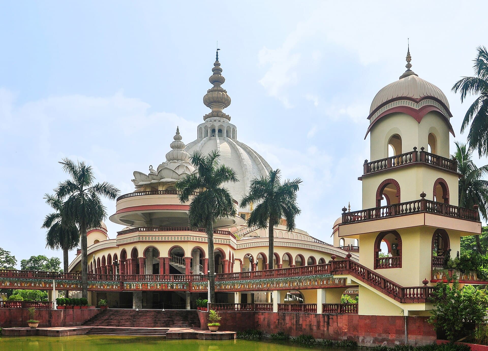 Samadhi Mandir of Srila Prabhupada, Mayapur 07102013 001.jpg